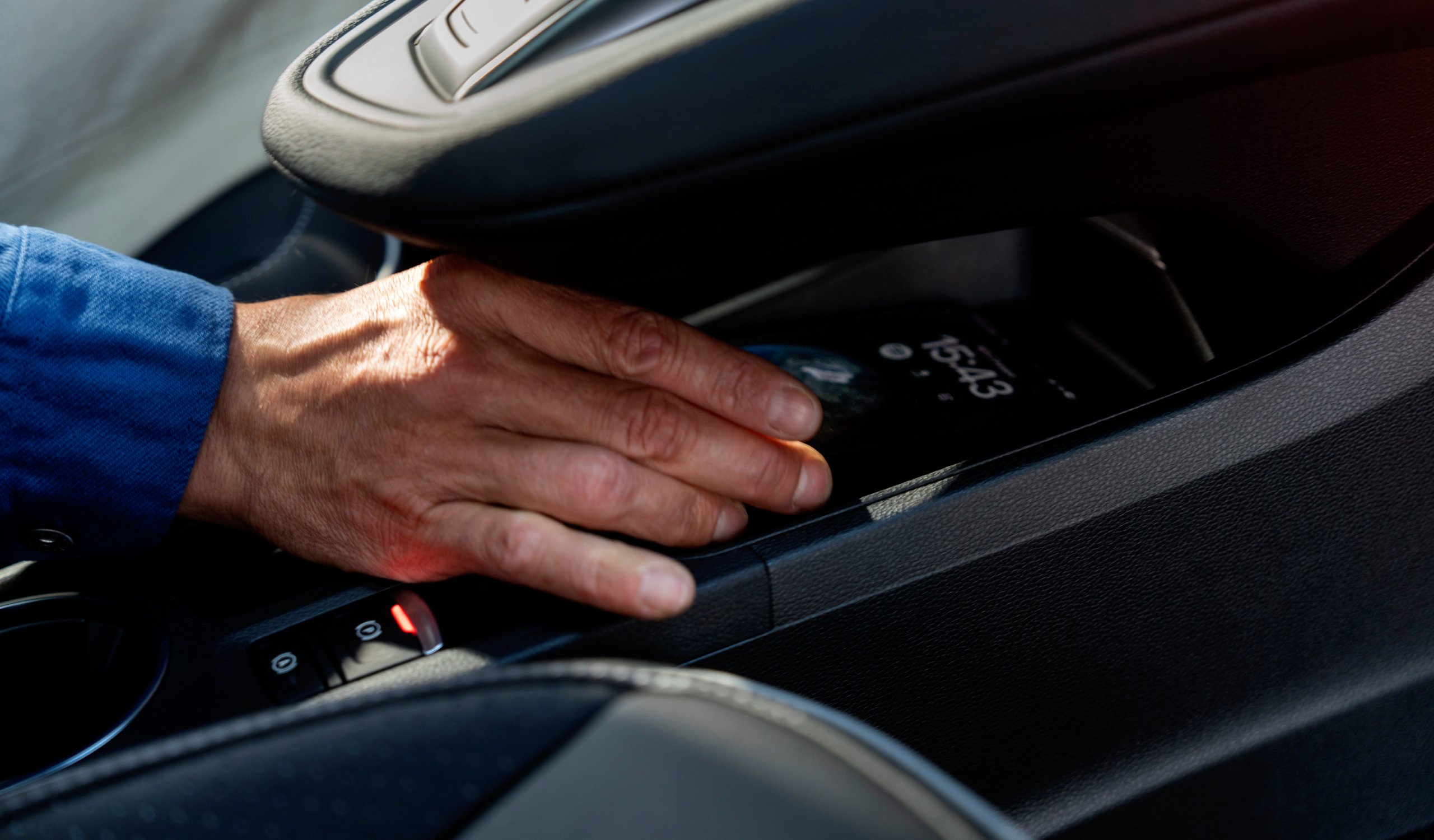 Nové Mitsubishi Grandis - bezdrátová nabíječka mobilních telefonů